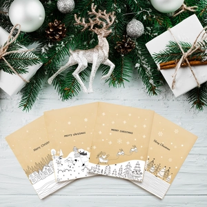 Details von Weihnachts-Kraftpapiertüten mit handgezeichneten Illustrationen und Grüßen