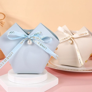 Elegante herzförmige Hochzeits-Geschenktüten aus Leder mit Seifenband und Perlenanhänger
