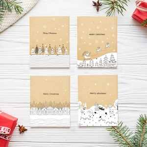 Flache Ansicht von vier Kraftpapier-Umschlägen mit schwarzen Weihnachtsillustrationen