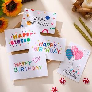 Set mit 5 minimalistischen Happy Birthday Karten mit bunten Regenbogen-Schriftzügen