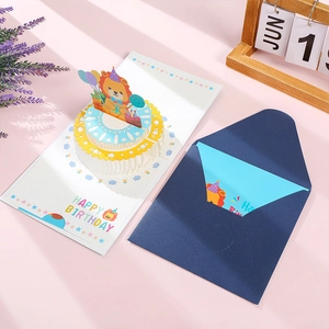 3D pop-up κάρτα γενεθλίων με λιοντάρι και τούρτα μαζί με σκούρο μπλε φάκελο καρδιά