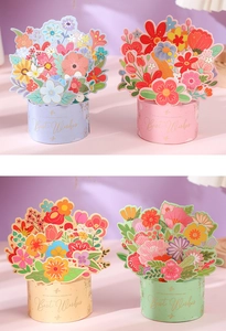Vue détaillée de quatre cartes de fleurs 3D avec lettrage doré et motifs floraux colorés