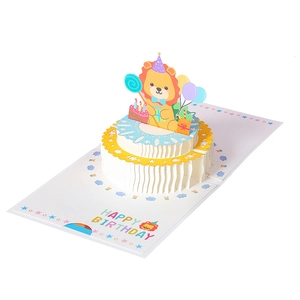 3D pop-up κάρτα γενεθλίων με λιοντάρι και τούρτα σε καθαρό λευκό φόντο υψηλής ανάλυσης