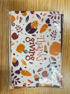 Détail de cartes de Thanksgiving avec motifs citrouille et érable sous emballage protecteur