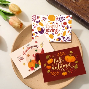 Trois cartes de vœux d'automne et de Thanksgiving avec citrouilles sur un plateau en céramique