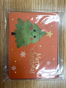 Détail d'une carte de Noël avec sapin de dessin animé et texte doré Merry Christmas