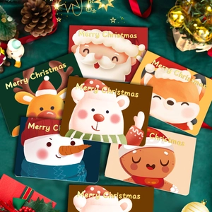 Détail de cartes de Noël festives avec lettrage doré et personnages d'animaux mignons