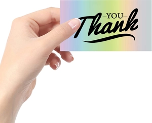 Hand hält eine horizontale Regenbogen-Dankeskarte mit elegantem schwarzen Schriftzug