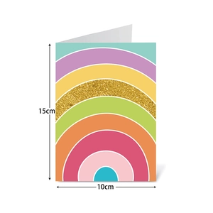 Biglietto d'auguri arcobaleno piegato alto 15cm e largo 10cm su sfondo bianco
