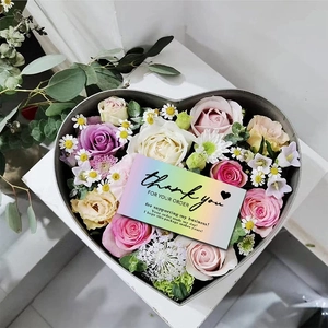 Regenbogen Laser Dankeskarten in einer floralen Metall-Herzbox mit Rosen dekoriert