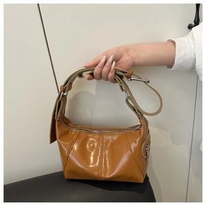 Nahaufnahme der glänzenden PU-Leder Handtasche in Karamell mit verstellbarem Schultergurt