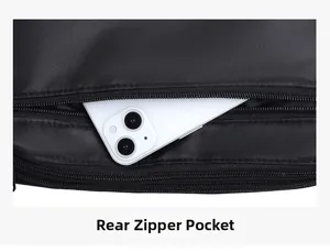 Détail de la poche arrière zippée sur un sac noir imperméable avec un smartphone