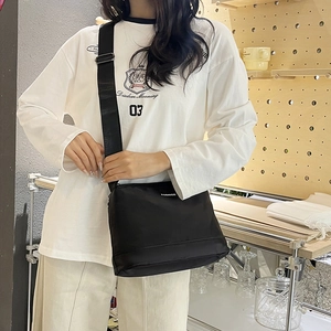 Sac bandoulière minimaliste en nylon noir imperméable avec imprimé fashion et sangle