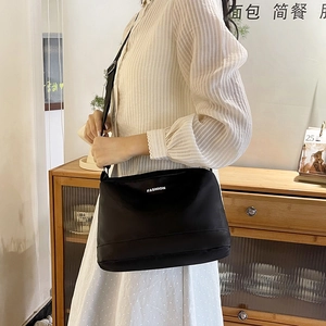 Sac à bandoulière minimaliste en nylon noir imperméable avec lettrage fashion et sangle