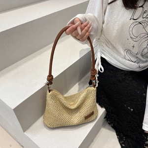 Sac à bandoulière minimaliste en paille tissée avec poignée en cuir marron pour l'été