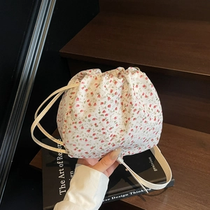 Sac hobo floral à cordon avec motifs de tulipes rouges et lanières en cuir sur bois