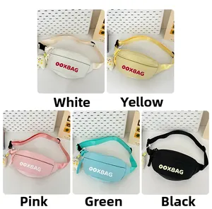 Λεπτομέρεια από τσαντάκια μέσης OOXBAG σε μπεζ, κίτρινο, ροζ, πράσινο και μαύρο