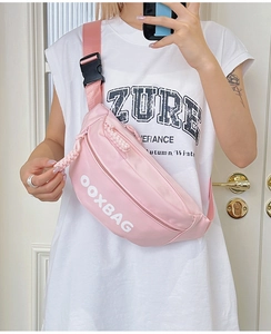 Détail du sac de poitrine rose imperméable avec sangle réglable et logo OOXBAG imprimé