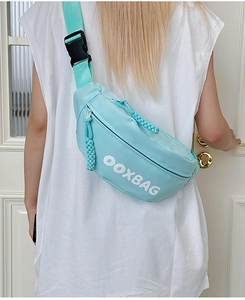 Détail du sac bandoulière en nylon bleu clair avec imprimé OOXBAG et boucle robuste