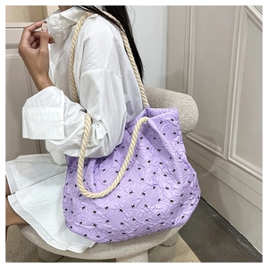 Détail du sac cabas plissé lavande avec nœuds noirs et anse en corde de coton épais