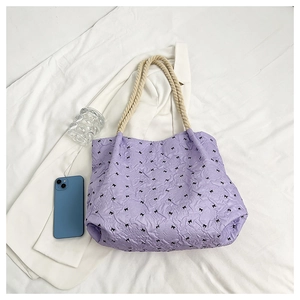 Détail du sac cabas lavande avec broderie nœud et poignées en corde de couleur crème