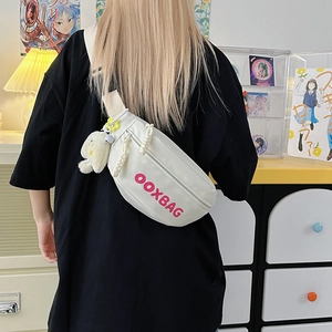 Sac de poitrine blanc en toile avec logo rose et breloque chien pour le sport