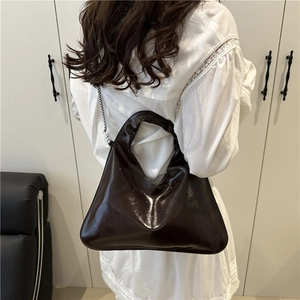Borsa a spalla retrò in vernice marrone scuro con catena metallica e manico curvo