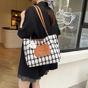 Sac fourre-tout à carreaux noir et blanc à la mode avec lanières brunes et pendentif chat