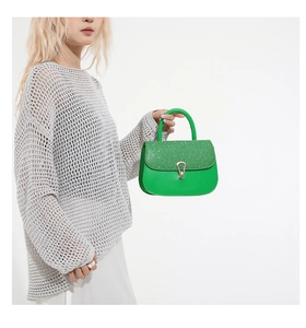 Vue détaillée du mini sac à paillettes vertes avec fermoir métallique doré