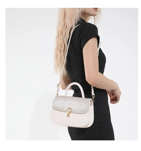 Détail du petit sac bandoulière élégant avec rabat scintillant et fermoir métallique doré