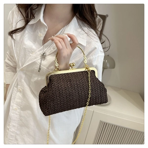 Détail du sac tressé marron foncé vintage avec cadre doré et poignées ornementales