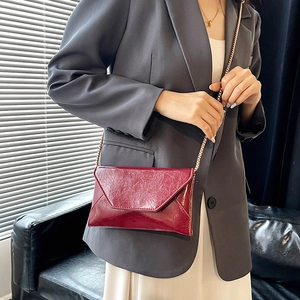 Women Fashion Envelope Chain Crossbody Bag Metallic Crinkled PU Leather Small Square Shoulder Bag For Daily Party Use
