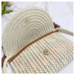 Vue détaillée du sac tissé bohème avec broderie arc-en-ciel et fermoir magnétique en métal