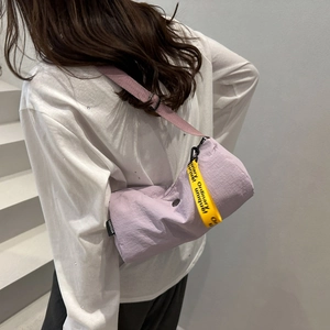 Sac bandoulière cylindrique lilas avec détail ruban jaune et sangle réglable