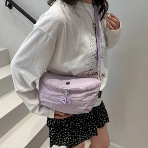Sac bandoulière minimaliste en nylon lilas avec sangle réglable et étiquette de marque