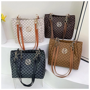 Detailaufnahme von Shopper-Taschen in vier Farben mit stilvollem M-Monogramm-Muster