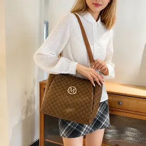 Braune Leder-Einkaufstasche mit Allover-M-Print und Goldschnalle für Damenmode