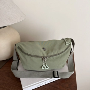 Sac à Épaule en Nylon pour Femmes Sac Bandoulière Minimaliste Demi-Lune Sac de Sport Décontracté avec Tirette Triangulaire Sac de Poitrine Quotidien