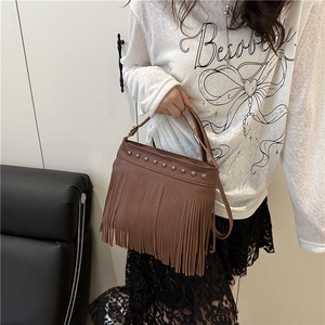 Borsa a mano marrone in ecopelle con frange, borchie argento e dettagli bohémien