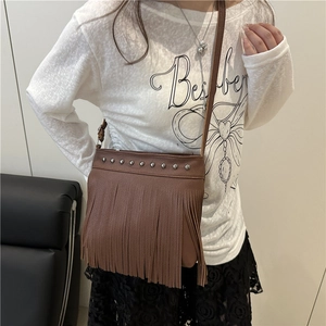 Borsa a tracolla retrò in pelle marrone con frange e borchie argentate su modella