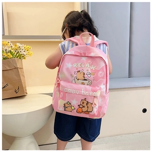 Sac à dos rose pour enfants avec motif Capybara et texte RELAX en situation réelle