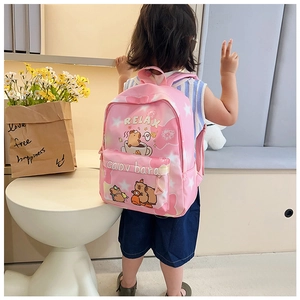 Sac à dos enfant rose motif capybara vue arrière avec bretelles réglables confortables