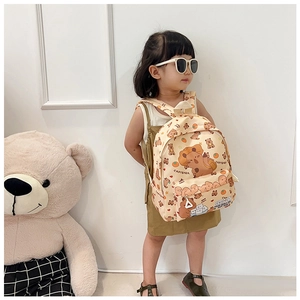 Tout-petit portant un joli sac à dos capybara beige avec imprimés et poche zippée