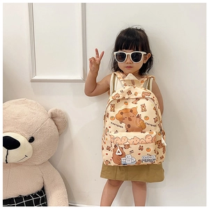Détail du sac à dos enfant mignon avec motif Capybara porté par un jeune modèle