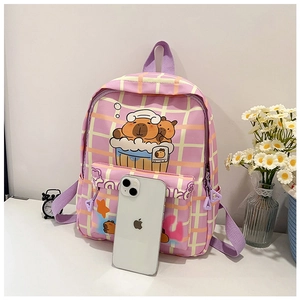 Sac à dos enfant à carreaux rose avec motif capybara et comparaison de taille