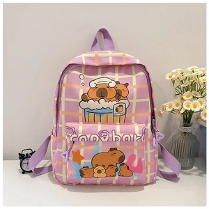 Vue détaillée du sac à dos enfant à carreaux rose et violet avec motifs capybara