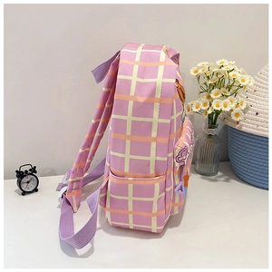 Détail du sac à dos enfant à carreaux rose avec motif cartoon et poche latérale filet