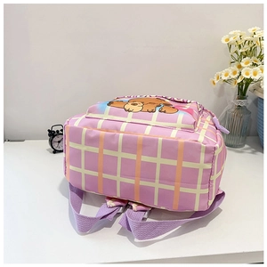 Gros plan d'un sac à dos violet à carreaux pour enfant avec imprimé animal mignon
