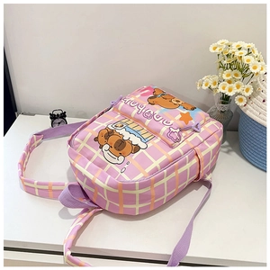 Détail du sac à dos rose à carreaux avec motif Capybara et poche avant zippée pratique