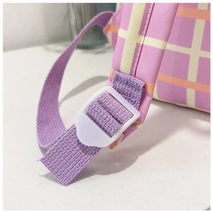 Vue détaillée du sac à dos en toile à carreaux lilas avec bandoulière en nylon